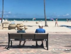 Symbolbild älteres Paar am Strand