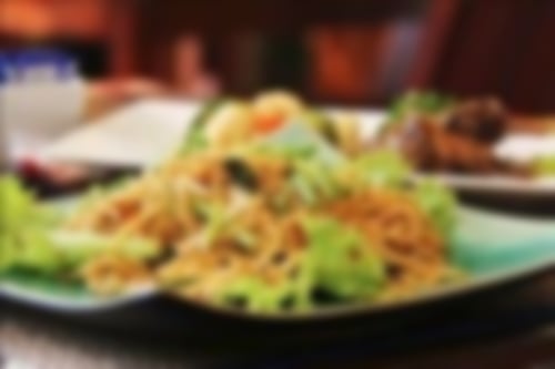 Ein Teller mit einer Portion Nudeln und Gemüse