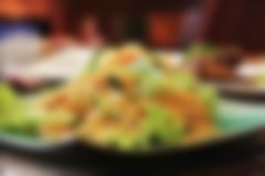 Ein Teller mit einer Portion Nudeln und Gemüse