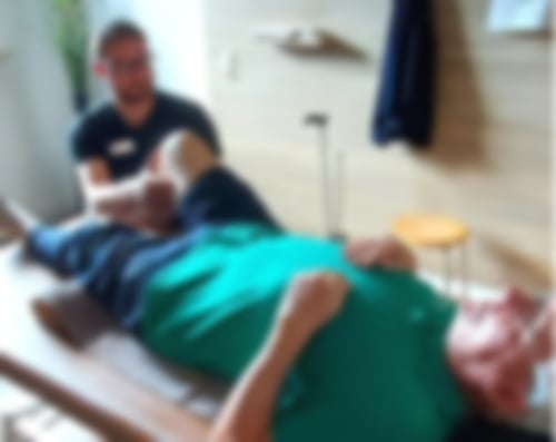 Patient und Therapeut bei der Krankengymnastik