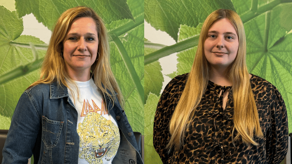 2 Damen, eine mit kurzen eine mit langen blonden Haaren