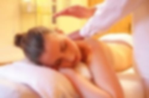 Eine Frau erhält eine Massage