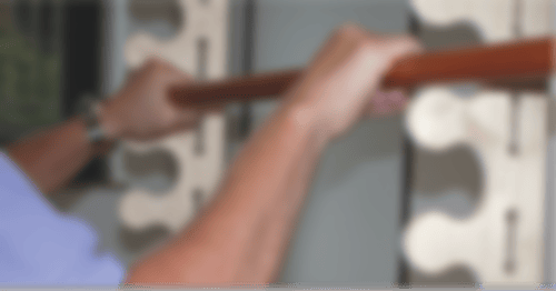 Ein Mann hält eine Stange