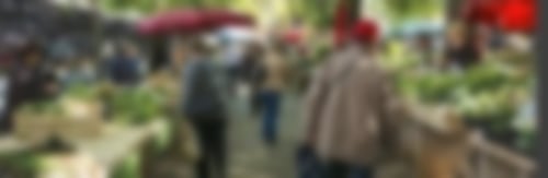 Menschen auf einem Wochenmarkt