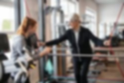 Eine Patientin trainiert unter Anleitung einer unserer Therapeuten auf einem Gerät im MTT des MediVital Therapiezentrums.