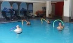 Menschen im Schwimmbecken bei einer Übung