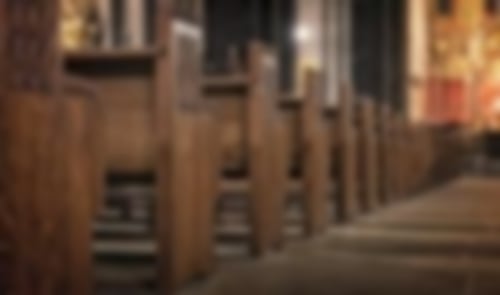 Gang in einer Kirche