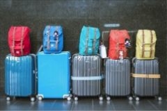 Gepackte Koffer und Rucksäcke