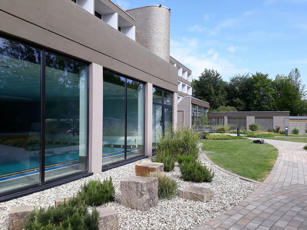 Blick aus dem schönen Garten in Richtung unseres hauseigenen Sole-Thermalschwimmbads