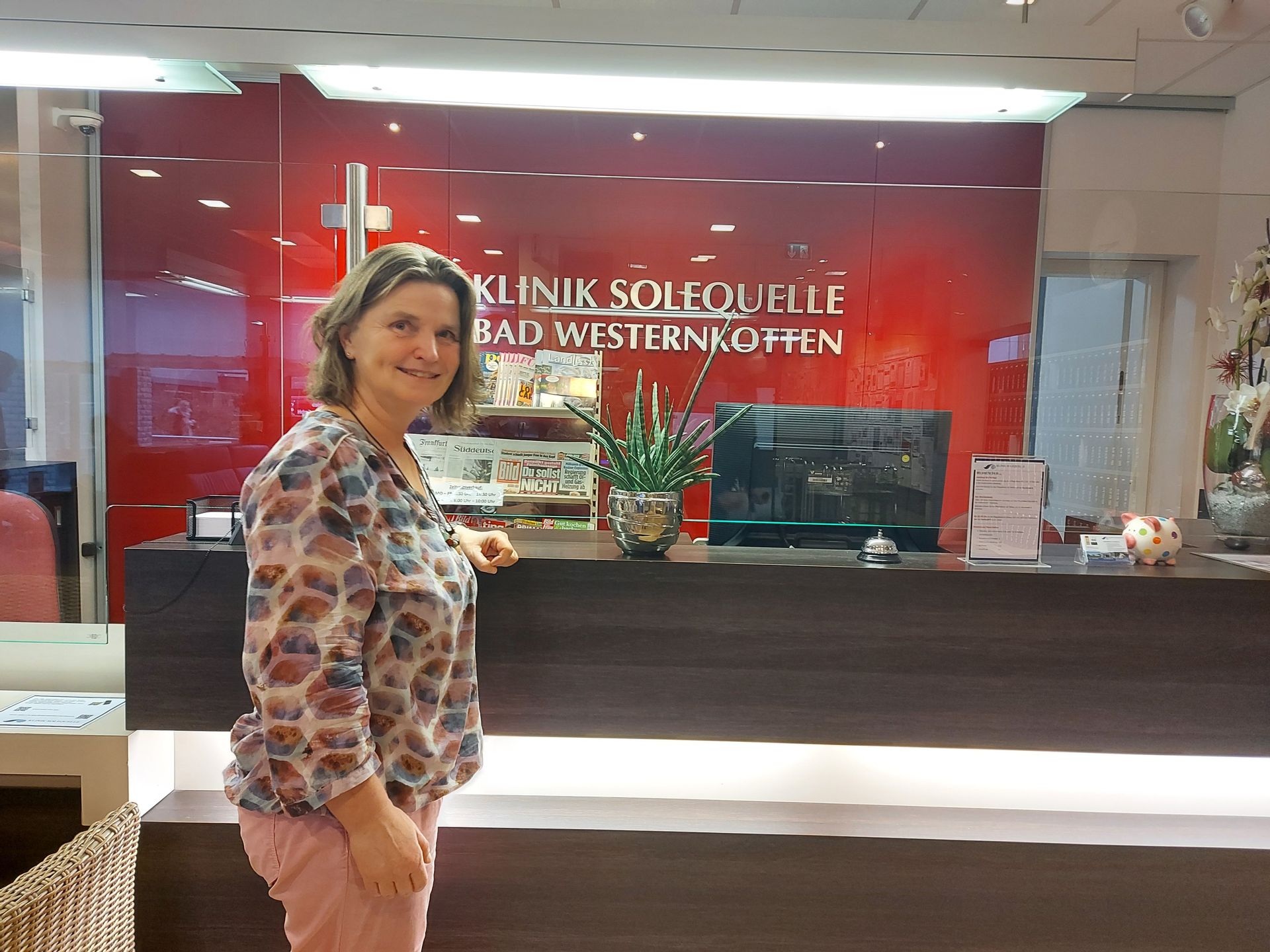 Eine pflegende Angehörige an der Rezeption der Klinik Solequelle