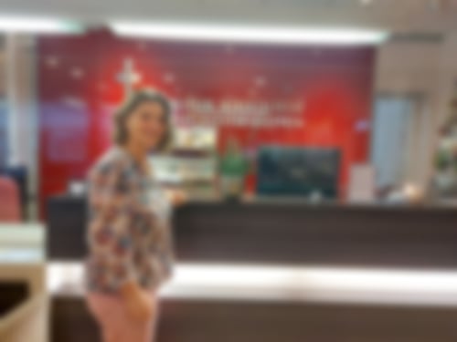 Eine pflegende Angehörige an der Rezeption der Klinik Solequelle