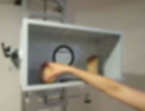 Übung mit einem Montagekasten für MBOR-Patienten