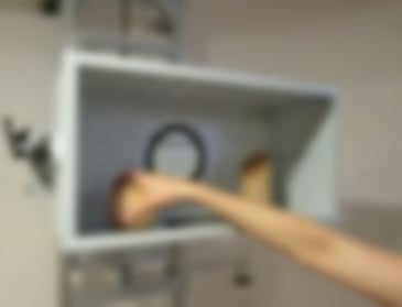 Übung mit einem Montagekasten für MBOR-Patienten