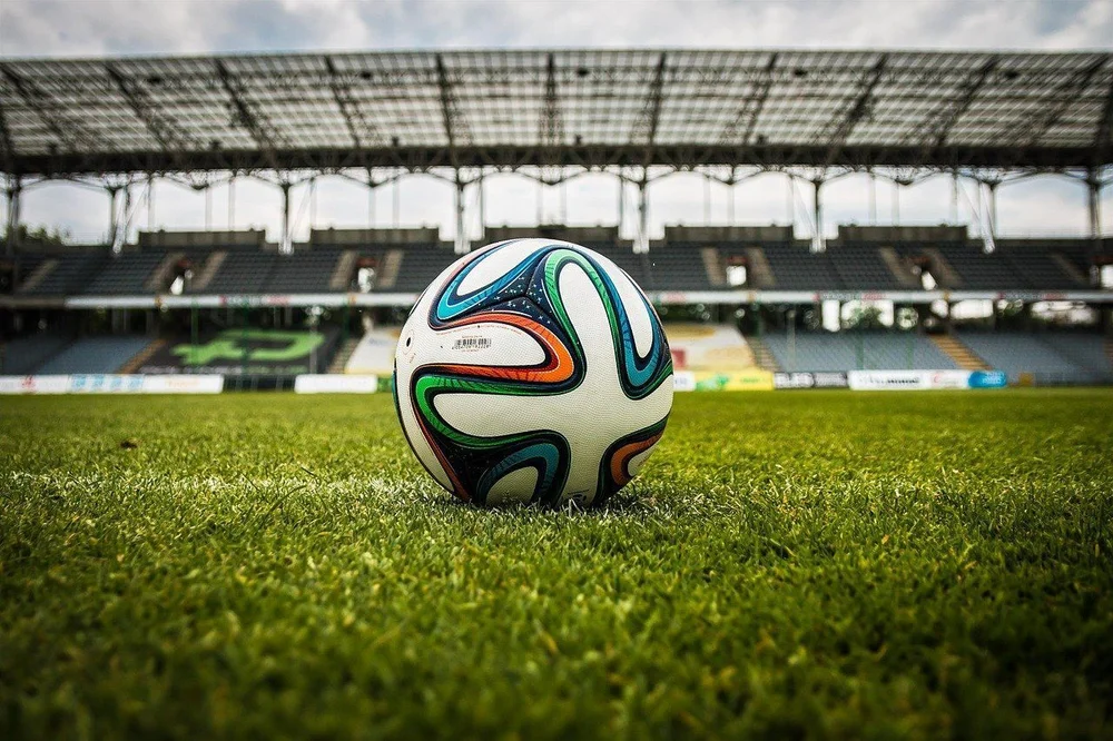 Fußball liegt auf dem Rasen im Stadion