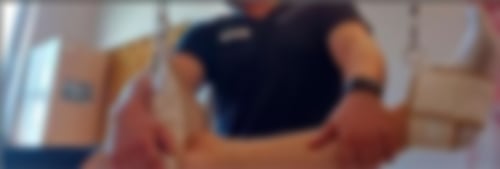 Ein Therapeut behandelt das Bein eines Patienten