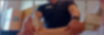 Ein Therapeut behandelt das Bein eines Patienten