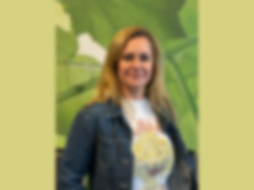 2 Damen, eine mit kurzen eine mit langen blonden Haaren