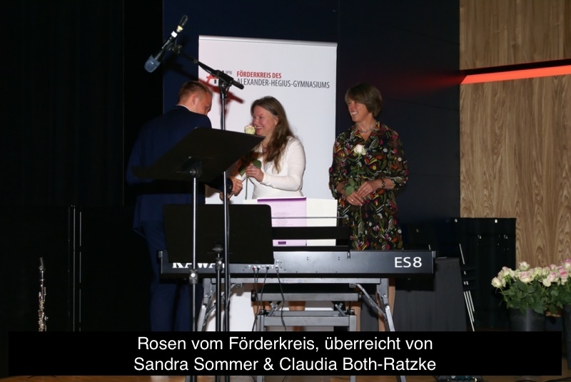 Rosen vom Förderkreis, überreicht von Sandra Sommer & Claudia Both-Ratzke