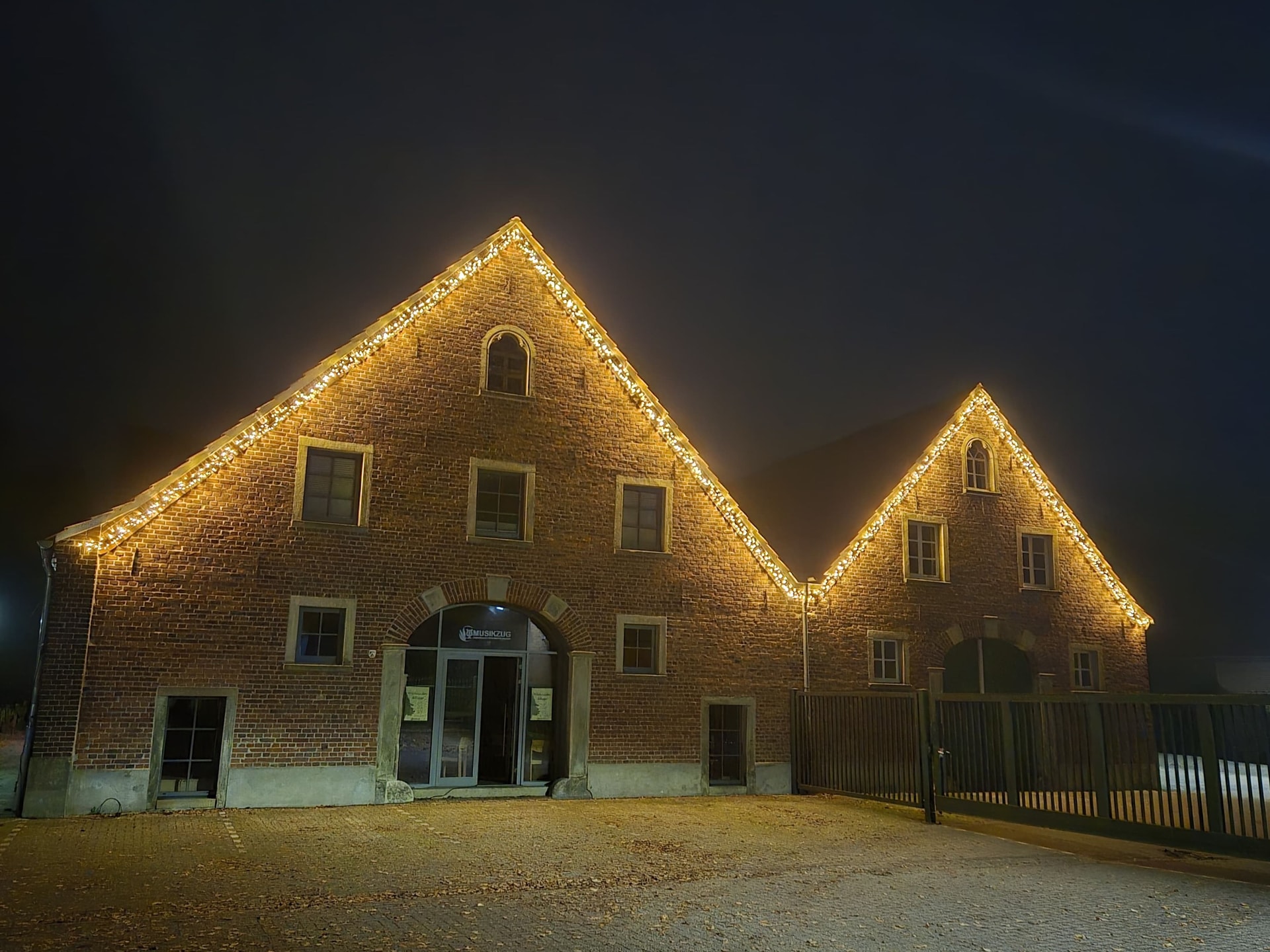 Proberaum weihnachtlich beleuchtet