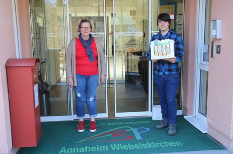 Freie Wähler Neunkirchen überreichen Osterhasen für Personal des Annaheim