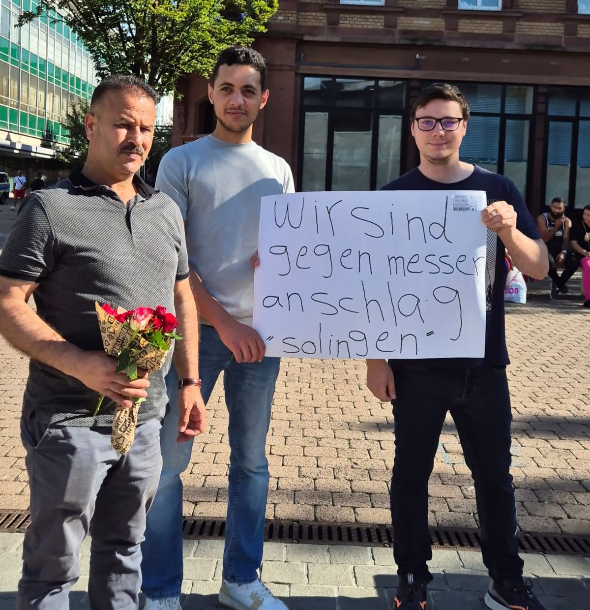 Demonstration gegen Gewalt und Terror auf dem Stummplatz