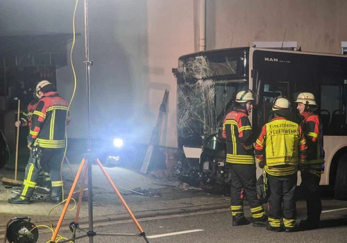 Linienbbus kollidiert mit Gebäudefront 