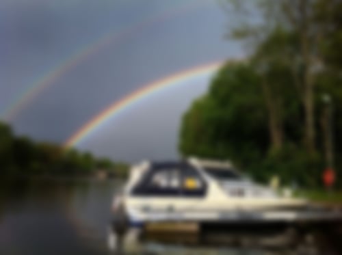 Blick auf den Nautic-Club mit doppeltem Regenbogen