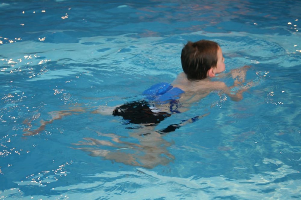 Schwimmanfänger mit Schwimmgürtel im Wasser