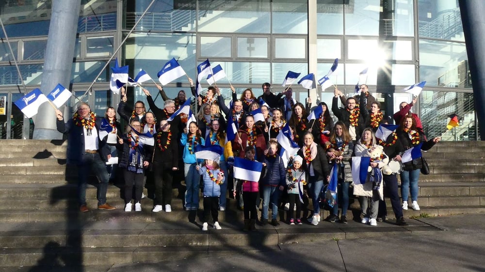 Eintreffen der Fans an der Halle