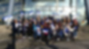 Eintreffen der Fans an der Halle