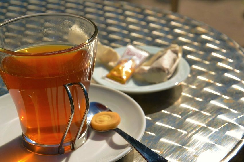 Glas Tee, beschwipste Getränke und Mineralwasser