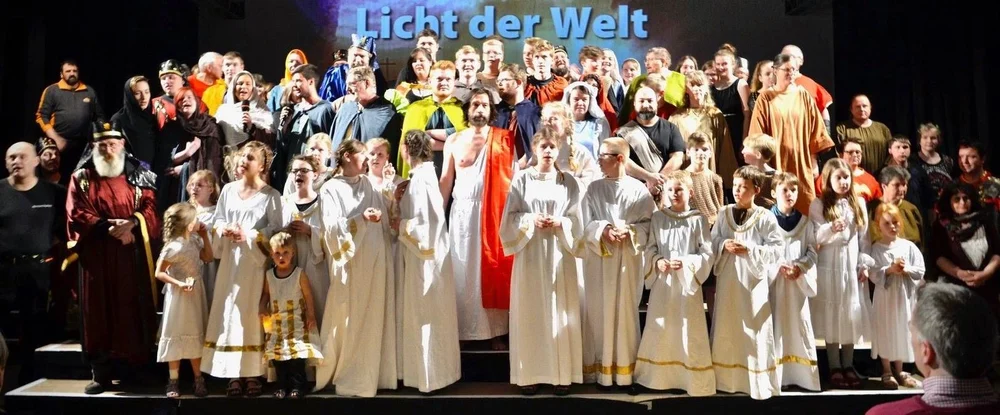 Die Passionsspiel-Gemeinschaft im Osnabrücker Land | Gruppenfoto 2018 "Licht der Welt"