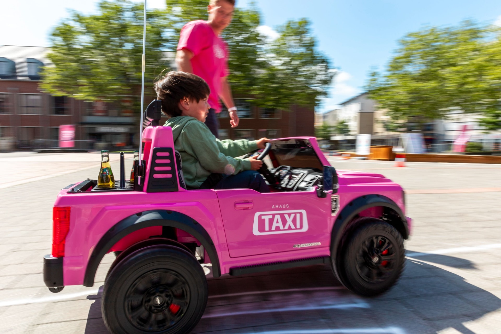 Kleine Lieferhelden von Ahaus Taxi erobern die Ahauser Fußgängerzone