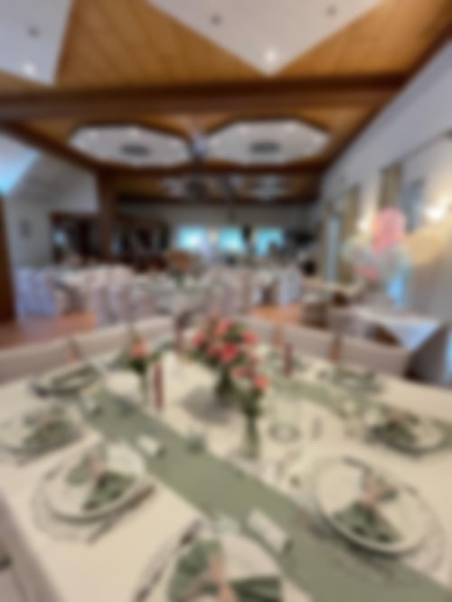 Unser festlich eingedeckter Sal