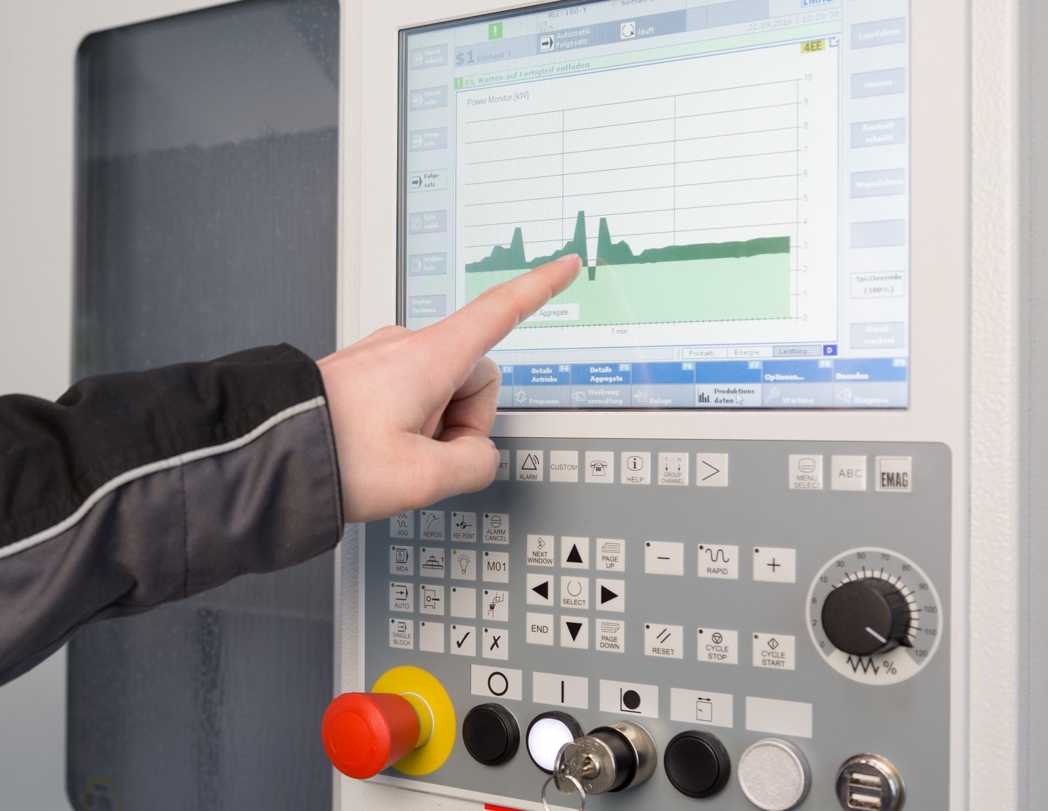 Anlagen HMI, Mann zeigt auf Display, Auswertung einer Leistung wird gezeigt