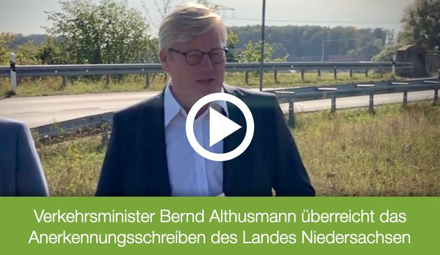 Verkehrsminister Bernd Althusmann überreicht das Anerkennungsschreiben des Landes Niedersachsen