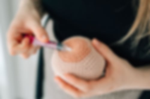 Hebamme mit Brustmodell. Beispiel für Stillen.