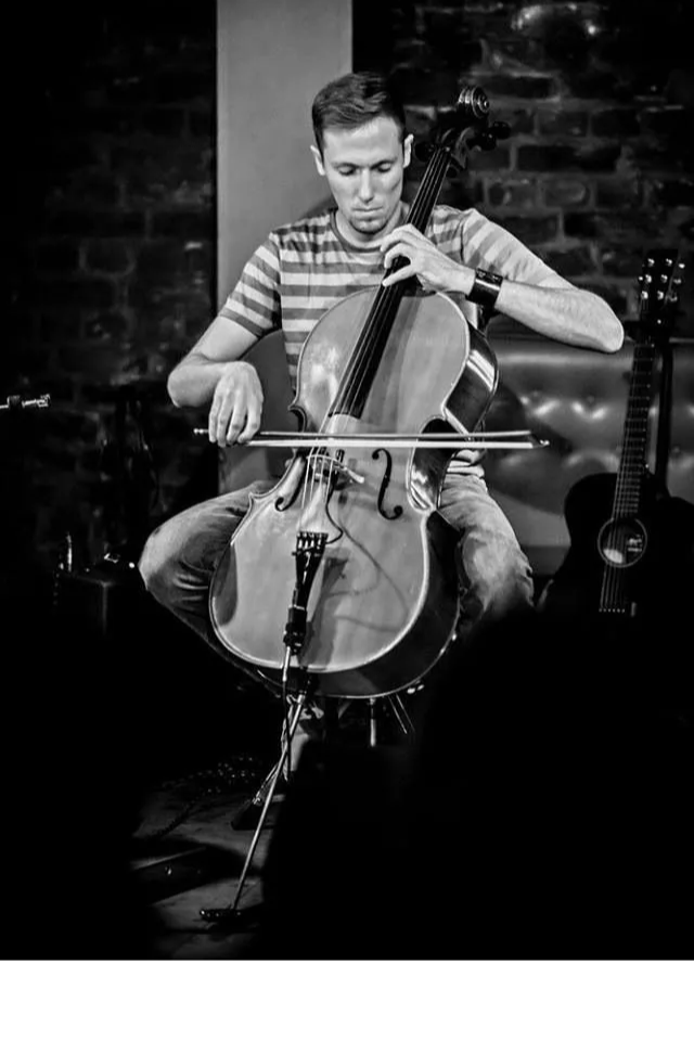 David Floer spielt Cello