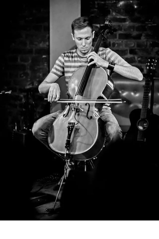 David Floer spielt Cello