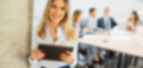 Die Grafik zeigt als Titelbild für das Seminar "Digitalisierung" eine junge Frau mit einem Tablet im Vordergrund und mehrere Personen verschwommen im Hintergrund.