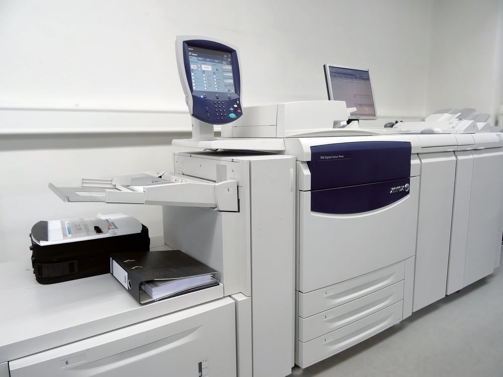 Mit unserer Xerox Versand 280 können wir bis zu 400g Karton digital bedrucken
