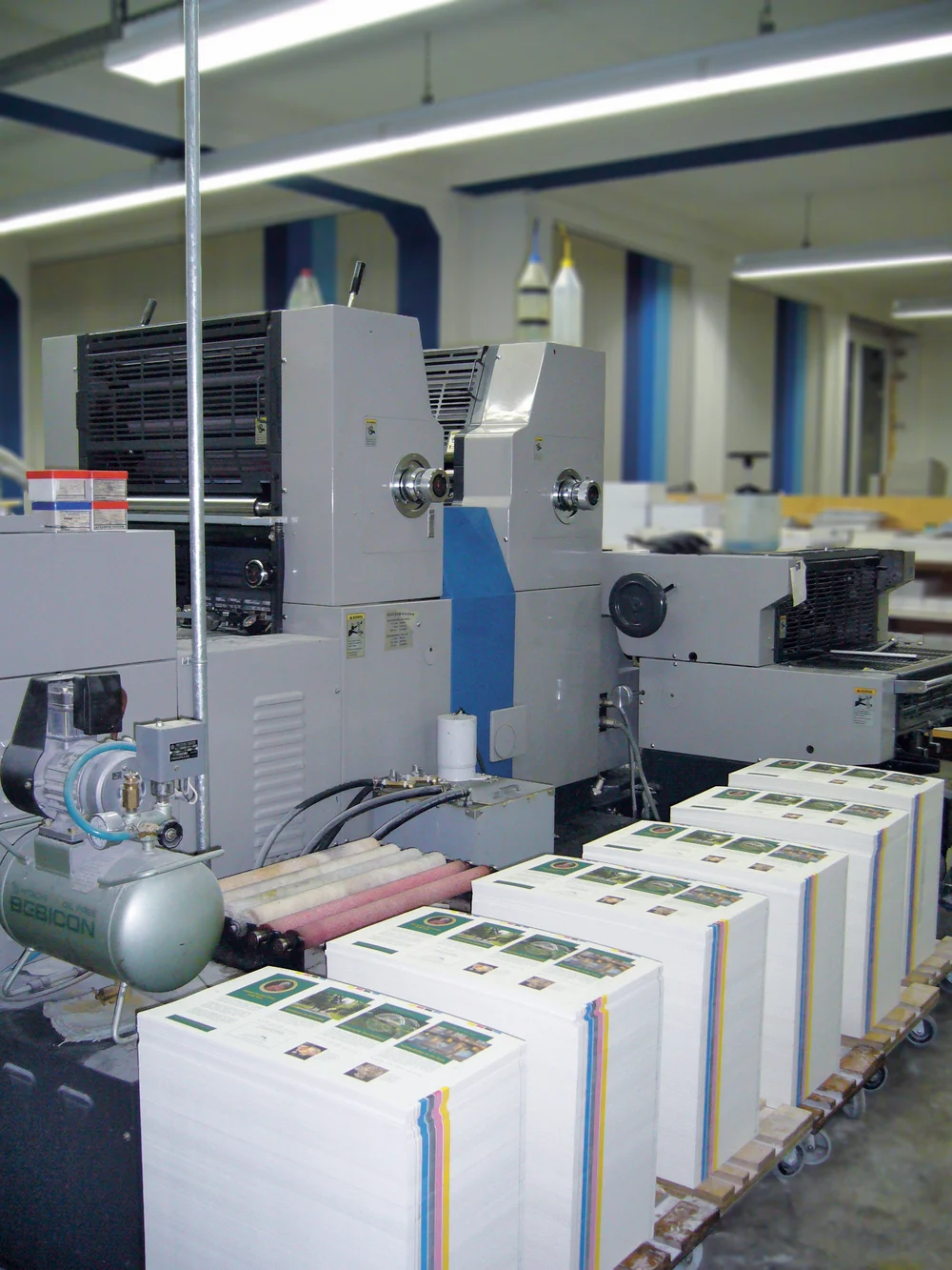 Mit unserer Druckmaschine drucken wir Briefbogen, Einladungen, Prospekte, Bedienungsanleitungen, Beipackzettel und vieles mehr