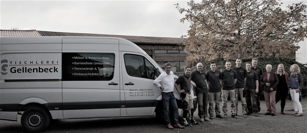 Das Team der Tischlerei Gellenbeck vor dem Transporter