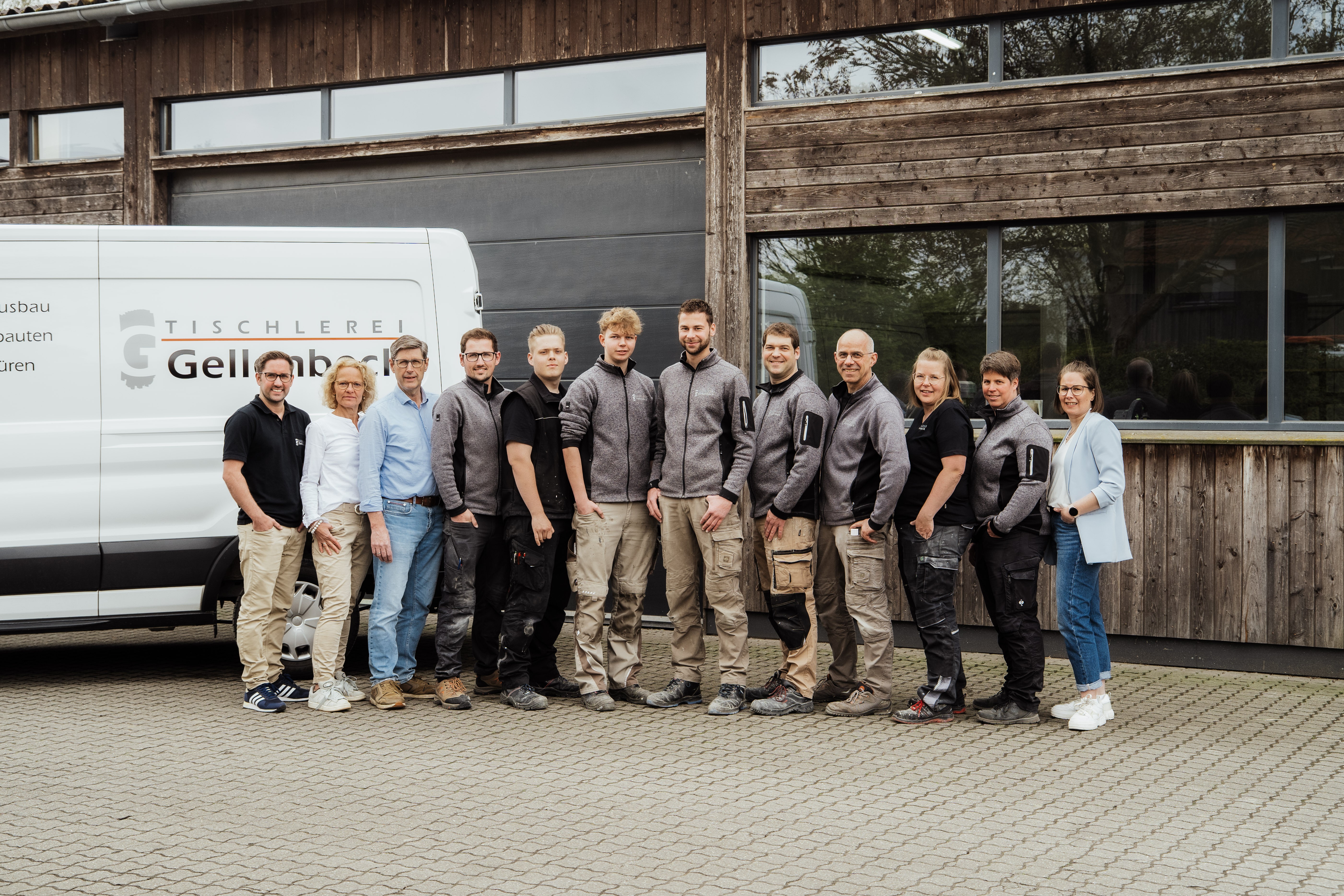 Das Team der Tischlerei Gellenbeck vor dem Transporter