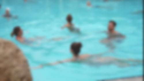 Paar sitzt entspannt im Whirlpool