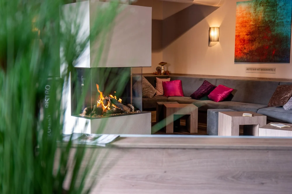 Gemütlicher Bereich mit Sofa und Kamin