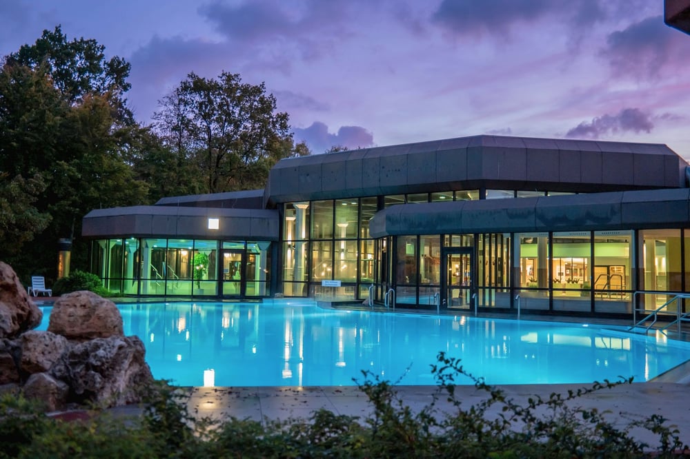 Außenansicht der Hellweg-Sole-Thermen bei Dämmerung