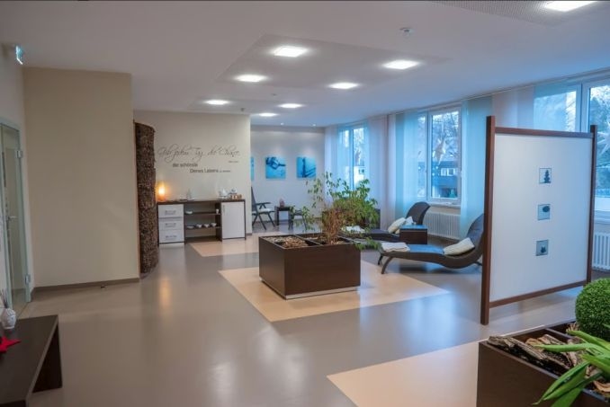 Unser Wartebereich in der Wellnessabteilung. Gemütliche Liegen laden zum Entspannen ein, warmes Licht und Pflanzen sorgen für eine Wohlfühl-Umgebung.