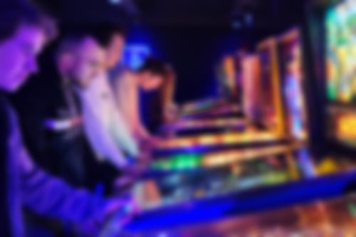 alte Arcade-Spiele wie Flipper, Videospiele usw. bei den Retro Nerds