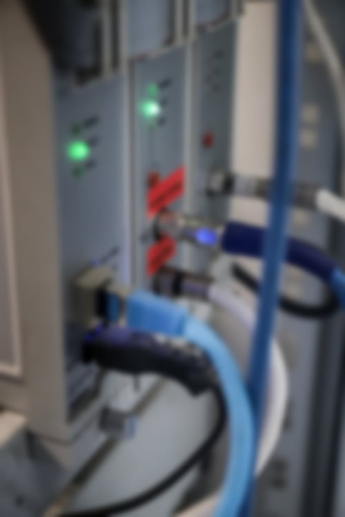 Von n3-system GmbH fachmännisch installierter Netzwerkschrank in einem Bürogebäude